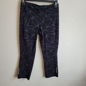 ATHLETA Girl Chaturanga Capri Leggings Black With Gray Geo Print Size L/12